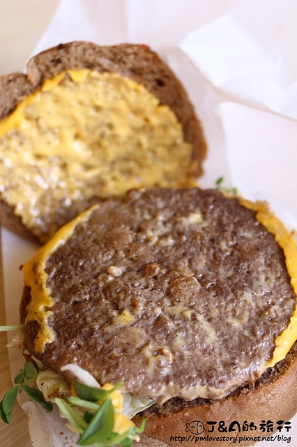 【捷運西門】AGA Burger 阿嘉漢堡專賣店–跟漢堡販賣機買漢堡，西門町外帶式漢堡，100元就能吃到清爽美味唷!