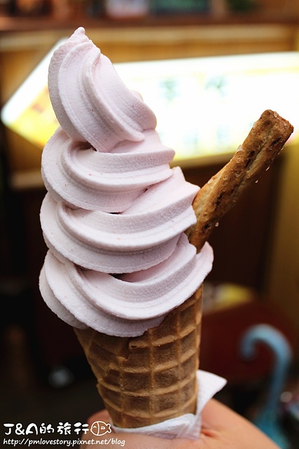 【捷運西門】冷之果手作幸福霜淇淋–大湖鮮草莓牛奶霜淇淋、巧克力碎片奶茶霜淇淋