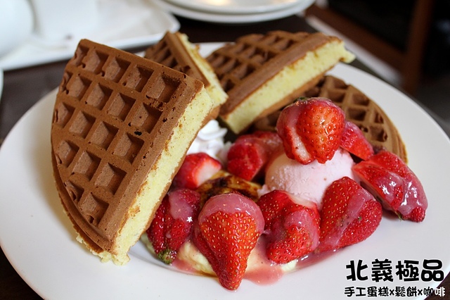 【捷運小南門】北義極品咖啡館–抓住草莓季的尾巴，快來嚐草莓冰淇淋鬆餅吧!