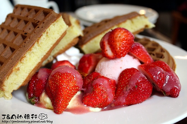 【捷運小南門】北義極品咖啡館–抓住草莓季的尾巴，快來嚐草莓冰淇淋鬆餅吧!
