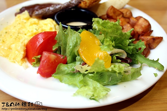 【捷運西湖】費尼餐廳 Fanier Burger–肋眼牛排早午餐、大馬咖哩海鮮義大利麵各有特色!