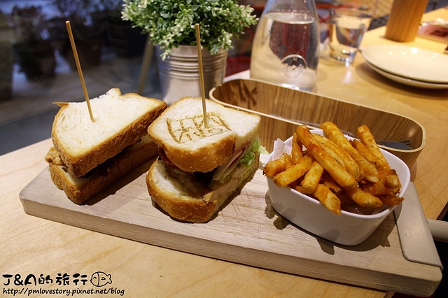 【捷運信義安和】Fabrica 椅子餐廳–椅子主題餐廳，碳烤雞胸三明治清爽耐吃!