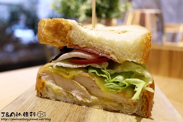 【捷運信義安和】Fabrica 椅子餐廳–椅子主題餐廳，碳烤雞胸三明治清爽耐吃!