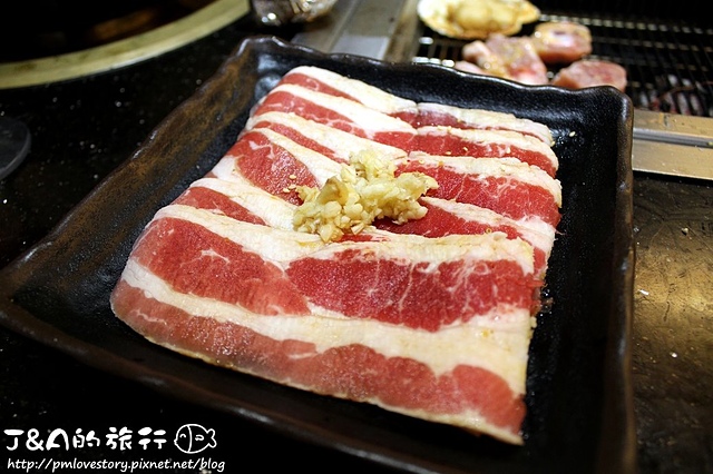 【捷運西門】三朵花炭火燒肉‧鍋物–壽星免費。生食生蠔吃到飽，燒肉海鮮、韓式料理、火鍋 吃到飽，也可以選擇單點唷!