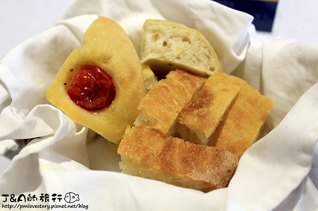 【捷運中山國中】日舞咖啡–點主菜享麵包、湯、沙拉吃到飽!