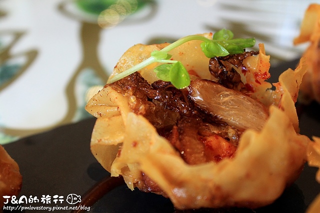 【信義區/捷運象山】LMNT元素創意廚房–飛碟深層比薩用料實在、韓式炸餛飩，融合各國特色的創意料理!