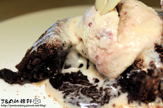 【捷運板橋】103 Kitchen–濃郁爆漿巧克力蛋糕佐手工冰淇淋好好吃!