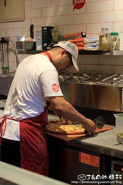【捷運台北101/世貿】Pizza Denise–義式辣腸濃郁鹹香又涮嘴，外帶式比薩專賣店 Att 4 Fun後方!