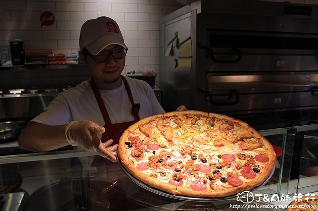 【捷運台北101/世貿】Pizza Denise–義式辣腸濃郁鹹香又涮嘴，外帶式比薩專賣店 Att 4 Fun後方!