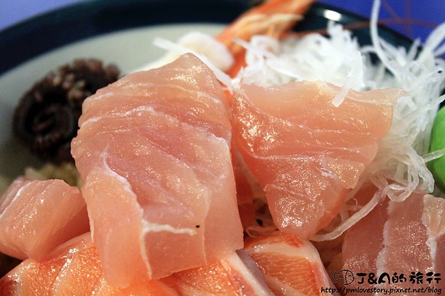 【捷運六張犁】築地平價日式料理–100元生魚丼好划算!有鮭魚、鮪魚肚、旗魚、鮮蝦和章魚呢!