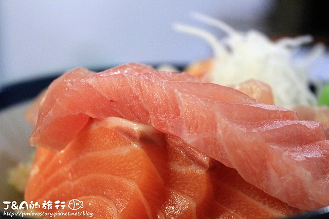 【捷運六張犁】築地平價日式料理–100元生魚丼好划算!有鮭魚、鮪魚肚、旗魚、鮮蝦和章魚呢!