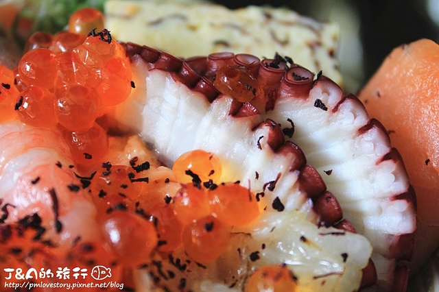 【捷運小巨蛋】IRO 新日式料理–多達10種食材的老闆丼好豐盛，客製丼飯選擇多樣，生熟食材都有唷。IRO Japanese Cuisine