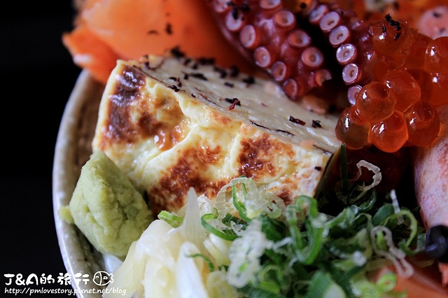 【捷運小巨蛋】IRO 新日式料理–多達10種食材的老闆丼好豐盛，客製丼飯選擇多樣，生熟食材都有唷。IRO Japanese Cuisine