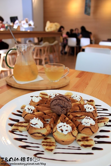 【捷運新北投】Triple E Cafe 三宜咖啡館–酥實鬆餅搭Q軟麻糬與濃郁巧克力冰淇淋!