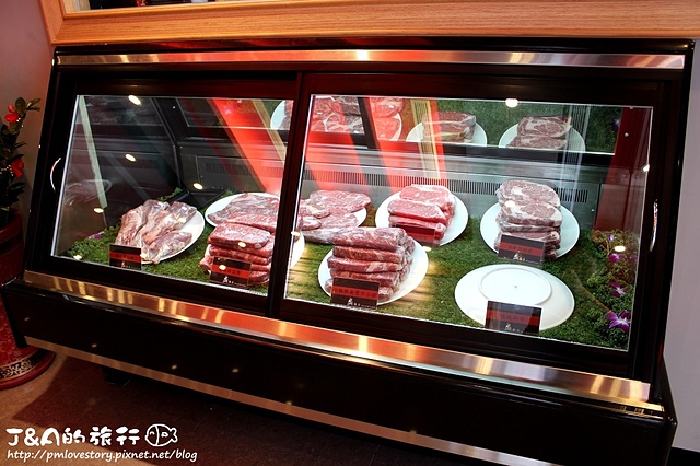 【捷運永安市場】熱火鮮切碳烤牛排館–牛肉湯免費喝到飽,排餐份量可以客製化唷!