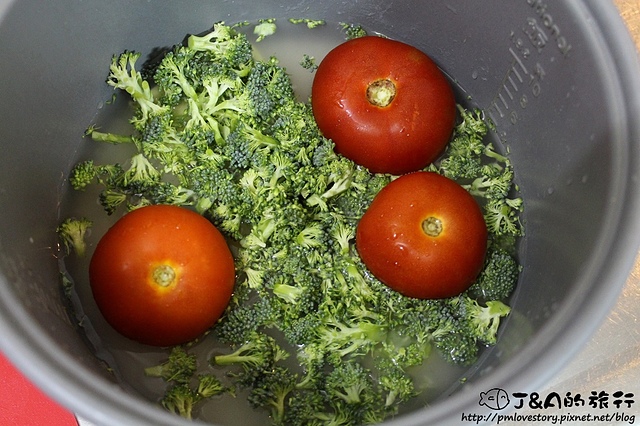 【食譜】整顆蕃茄培根玉米飯–一鍋到底的懶人料理。梅爾雷赫冷壓初榨橄欖油。