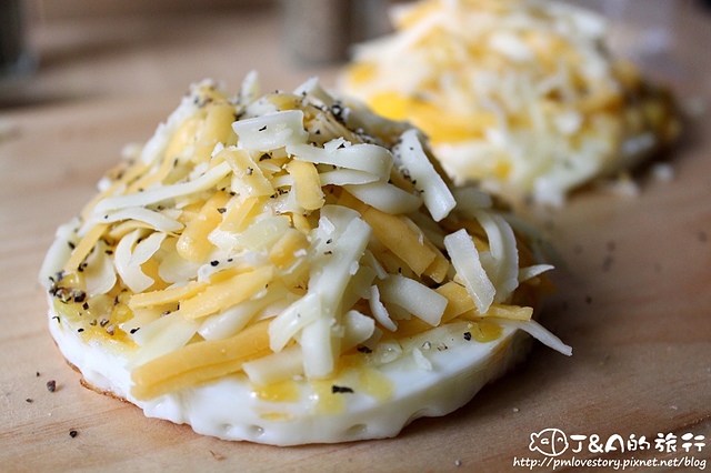 【食譜】乳酪太陽蛋比薩–賣像漂亮&簡單的美味早餐~(內附懶人超簡單作法)。梅爾雷赫冷壓初榨橄欖油。