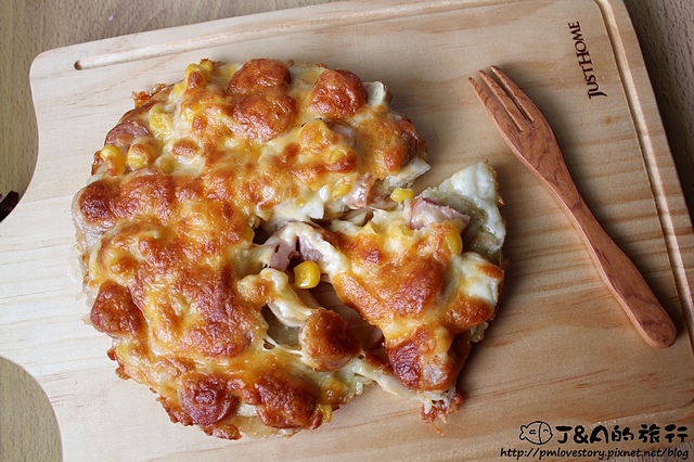 【食譜】鮮菇德式香腸 米Pizza–一碗剩飯大變身!超簡單又美味的米比薩在這裡~