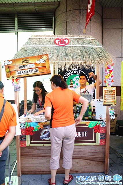 【台北旅遊】Waikiki 搖擺啤酒節(天母大葉高島屋啤酒節)–啤酒免費試喝，還有樂團和草裙舞表演唷~夏天就是要暢快一下！大葉高島屋活動分享。