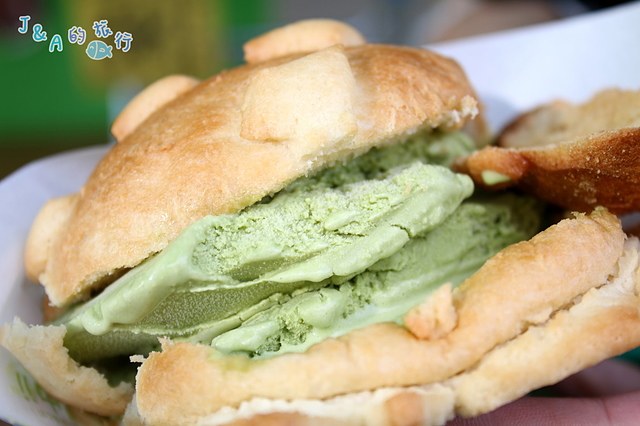 【捷運象山】世界第二好吃的菠蘿麵包冰淇淋–來自日本的酥香.冰火交融的冰淇淋菠蘿麵包! 信義區美食/日本冰淇淋菠蘿麵包