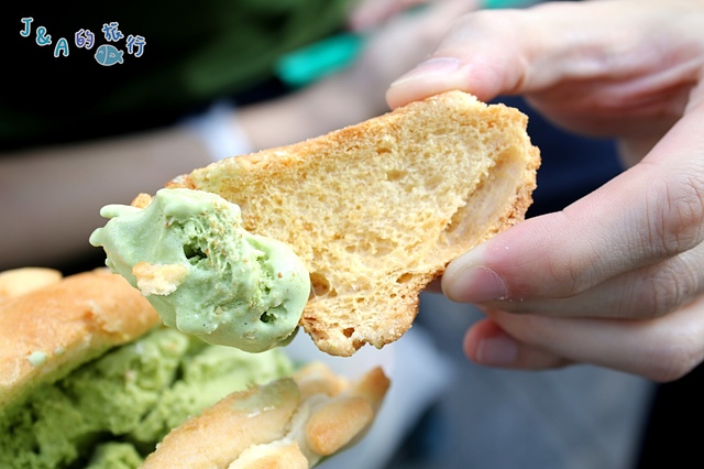 【捷運象山】世界第二好吃的菠蘿麵包冰淇淋–來自日本的酥香.冰火交融的冰淇淋菠蘿麵包! 信義區美食/日本冰淇淋菠蘿麵包
