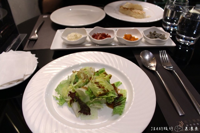 【捷運國父紀念館】Krestaurant 國王餐廳–250享用多變的皇家九宮格，另提供無視覺用餐的體驗~