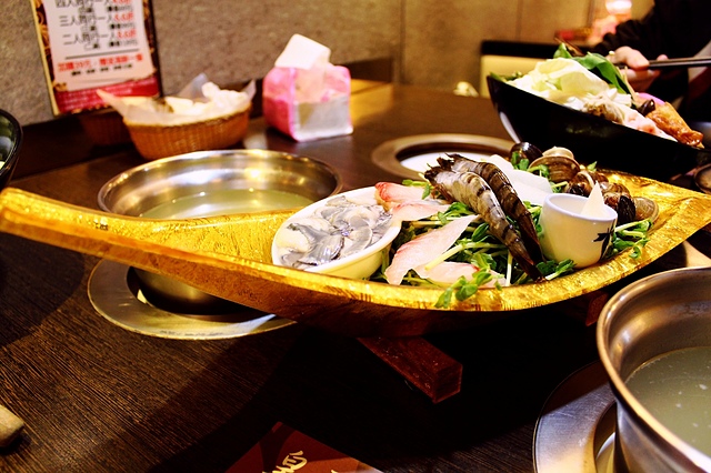 【捷運板橋】皇璽北海道昆布鍋–平價涮涮鍋，大份量肉品與海鮮，還有巨無霸帝王蟹唷!