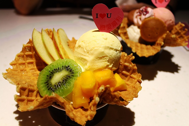 【捷運東門】IOU Cafe–思慕昔旗下新品牌，永康街適合聚餐的夢幻浪漫風格的甜點餐廳!