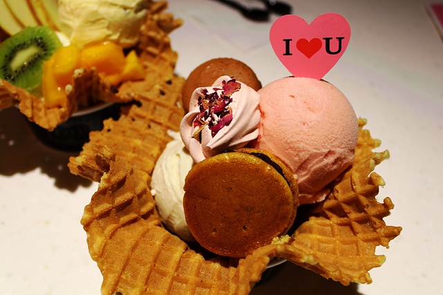 【捷運東門】IOU Cafe–思慕昔旗下新品牌，永康街適合聚餐的夢幻浪漫風格的甜點餐廳!