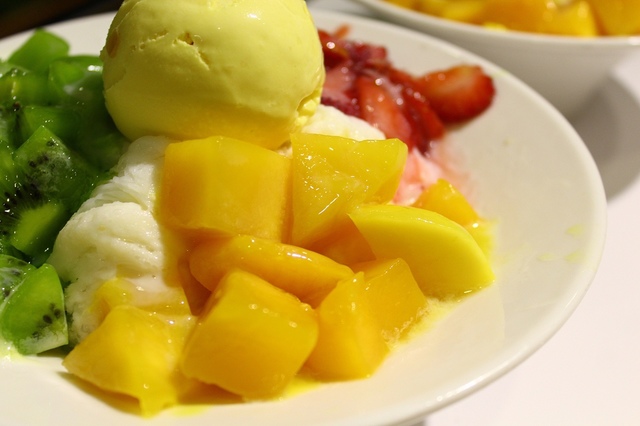 【捷運西門】西門町芒菓冰–整顆土芒果果汁淋在芒果冰上，芒果香超濃郁!
