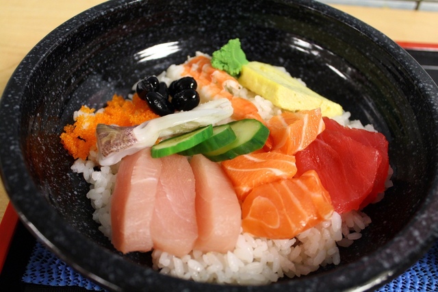 【捷運西湖】加園日式料理–新鮮的生魚片蓋飯就在西湖市場內唷!