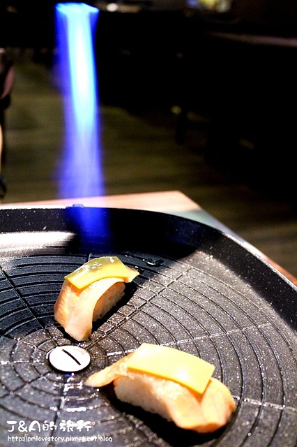 【捷運國父紀念館】三本味日式料理–起司鮭魚握壽司入口即化，每桌必點菜色!!!
