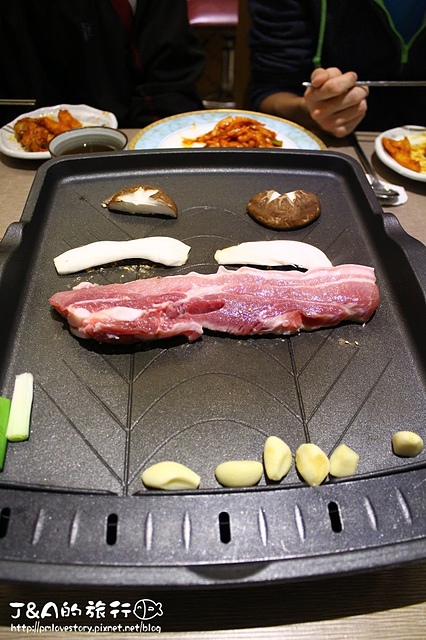 【捷運松江南京】韓太閣 韓國烤肉‧料理–壽星還能穿正統韓國服裝唷!