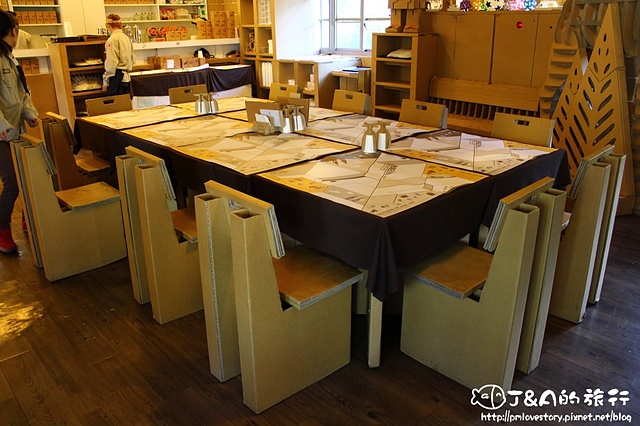【南投/清境】紙箱王主題餐廳 CartonKing–瑞士小花園旁，桌椅都是用紙做的唷!